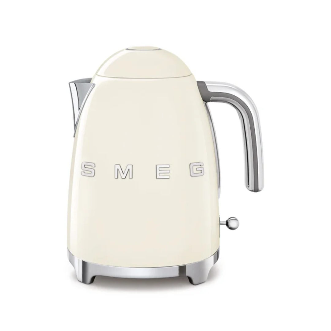 CHALEIRA ELÉTRICA CREME 1,7L 220V - SMEG | Chaleira elétrica rápida com design retrô elegante.